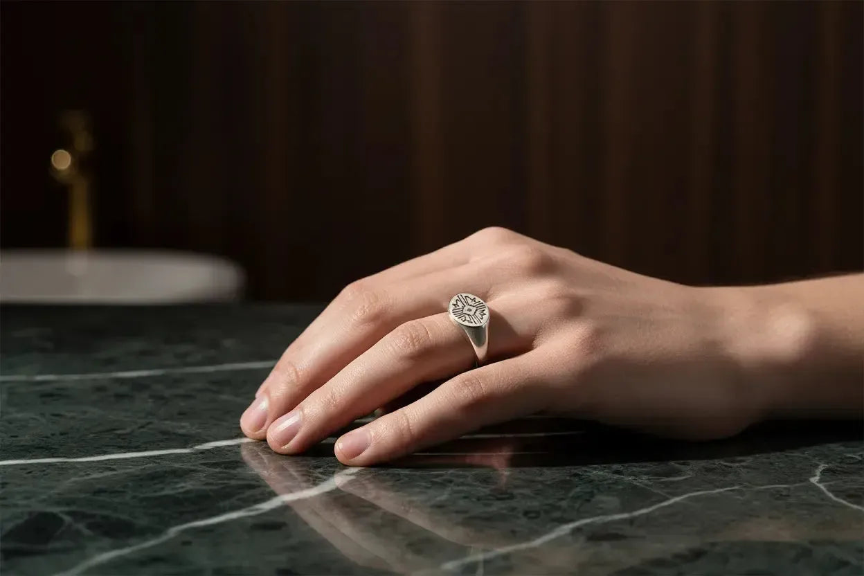 Quelle Bague pour des Mains Fines Homme ? Guide Morphologie & Style