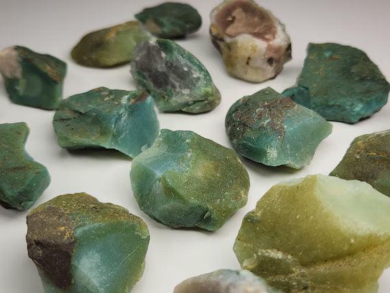 Pierre d'agate verte naturelle, calcédoine utilisée en bijouterie et lithothérapie