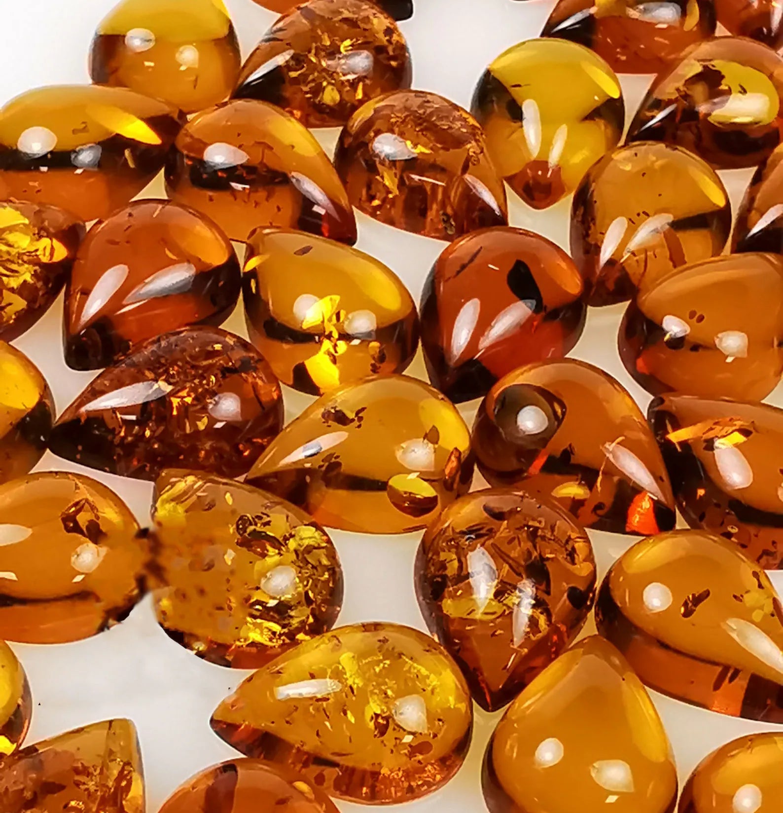 Ambre : Origines, Vertus et Propriétés