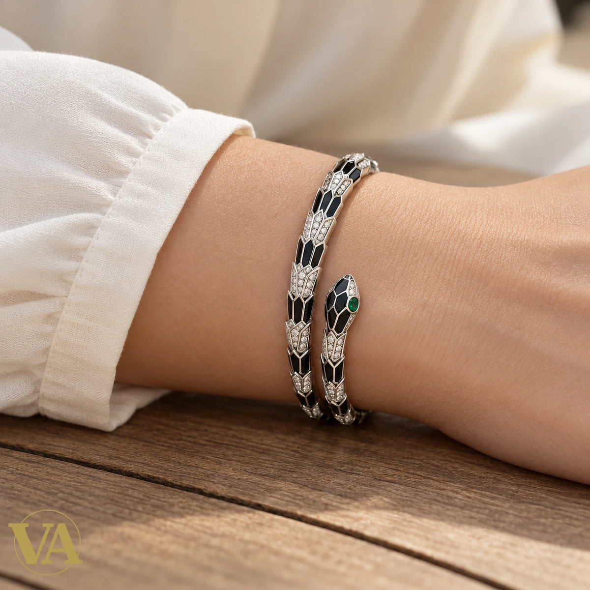 Bracelet serpent en argent 925 et onyx noir — détail porté au poignet