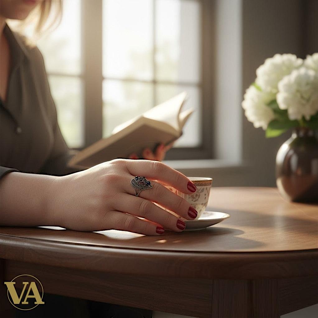 Bague argent 925 ajourée pierres bleues et marcassites .