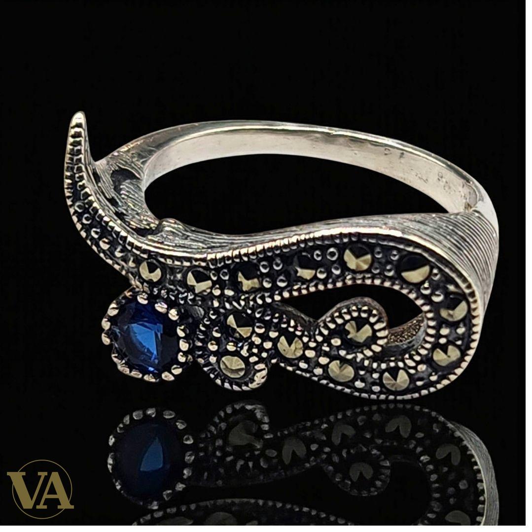 Bague en argent 925 sertie de marcassites et pierre bleue