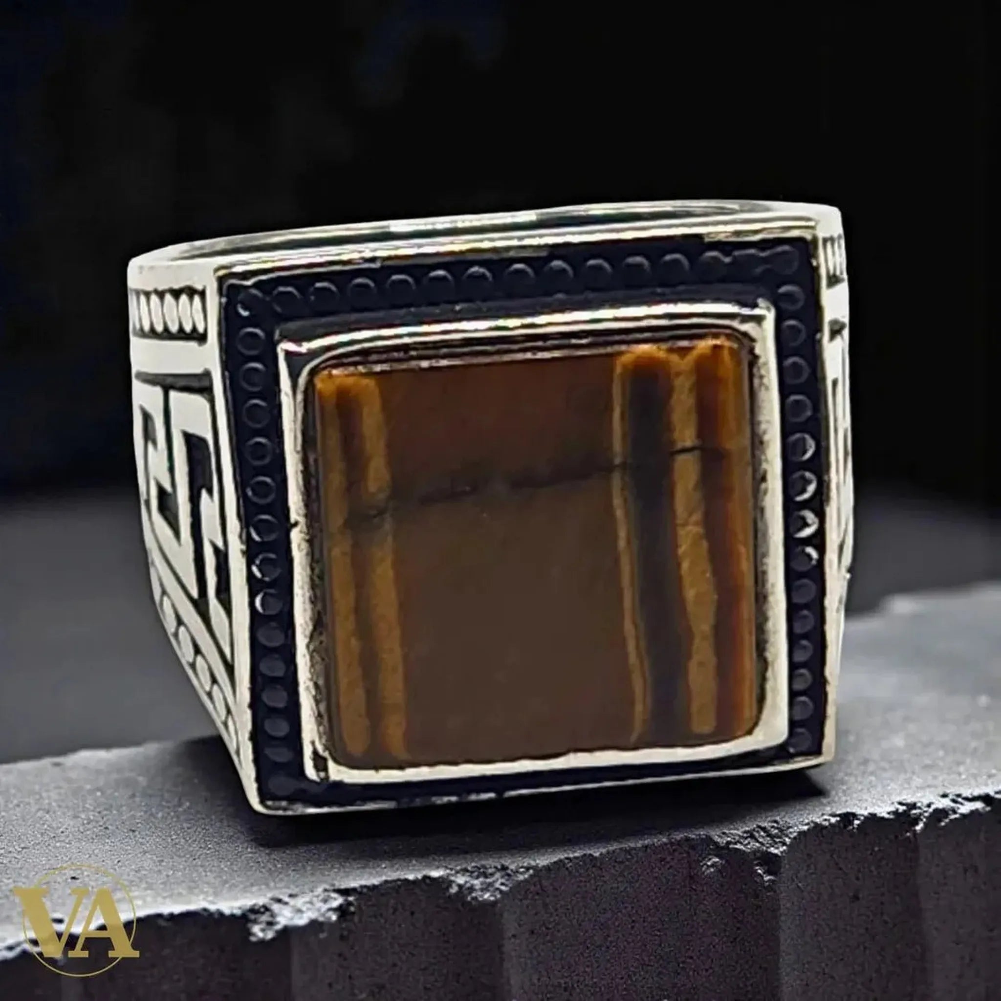Bague Homme en Argent 925 & Œil de Tigre – Design Carré Imposant | Bijoux Vindicta