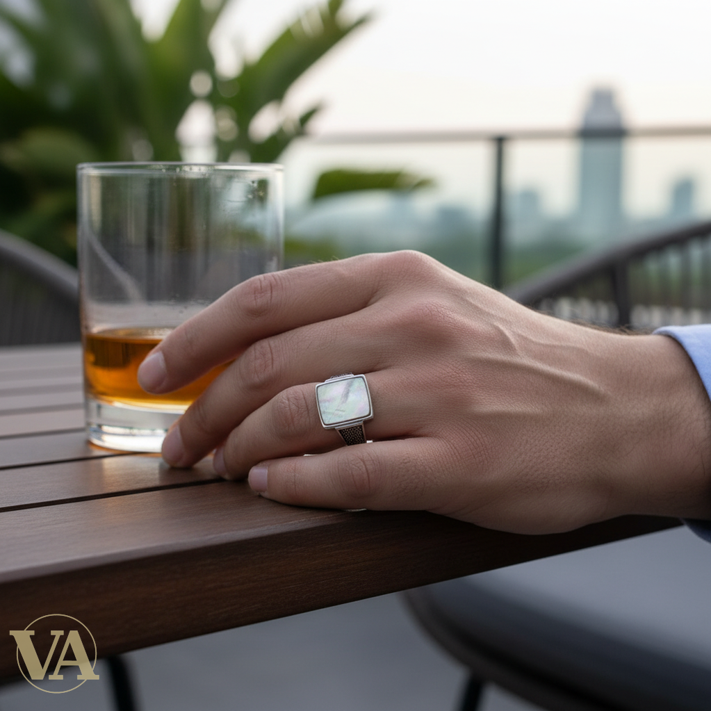 Chevalière Homme Argent 925 Nacre Gris Anthracite Cabochon Carré Ajouré-Vindicta : Bijoux Argent 925 Massif, Luxe et Héritage