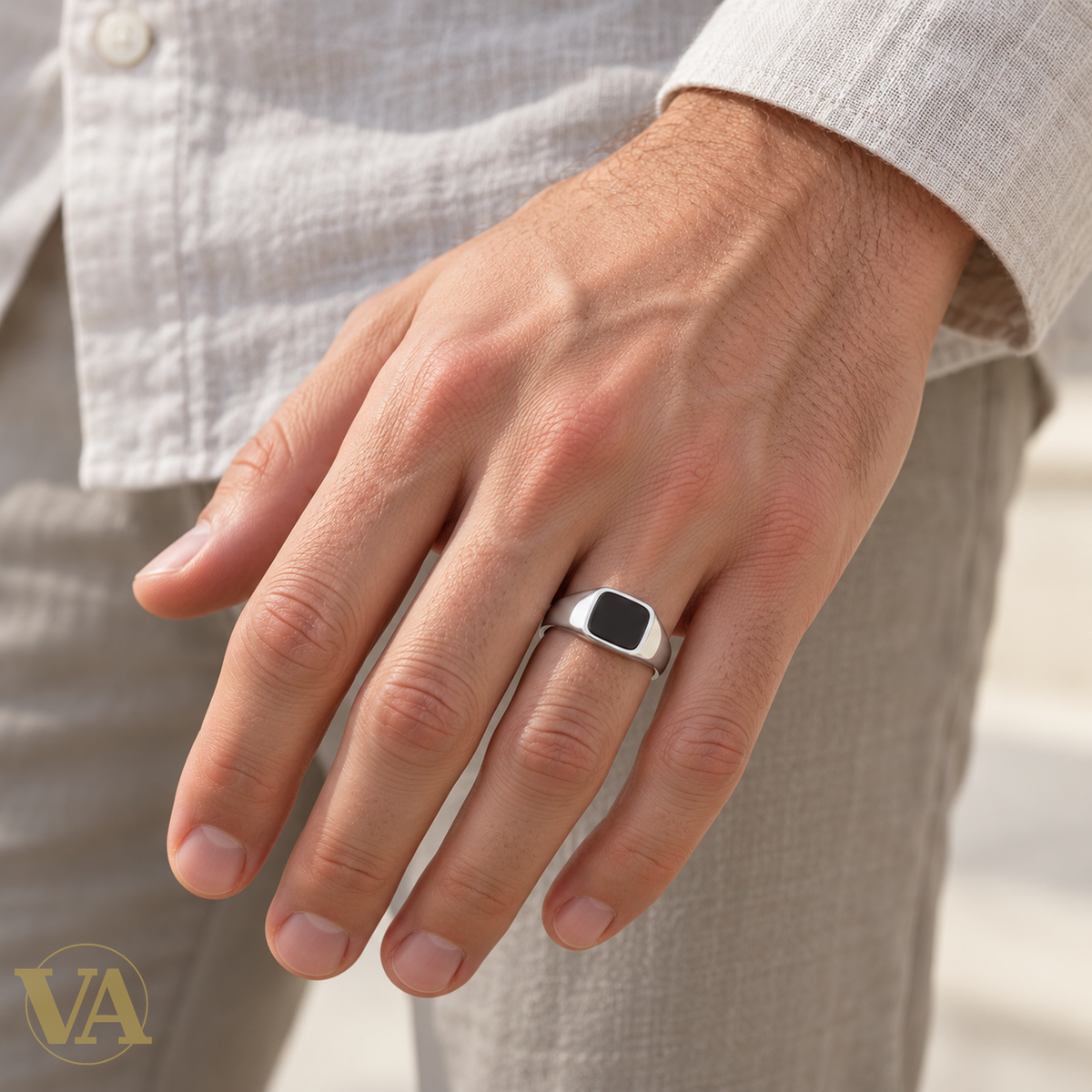 Chevalière homme argent 925 carré noir — portée sur main claire