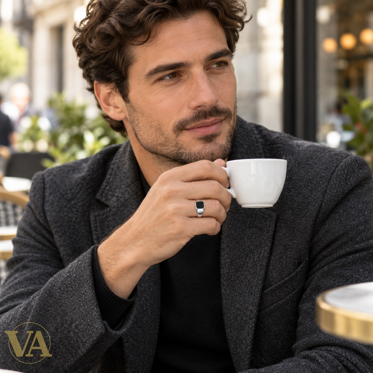Chevalière homme argent 925 carré noir — portée en situation