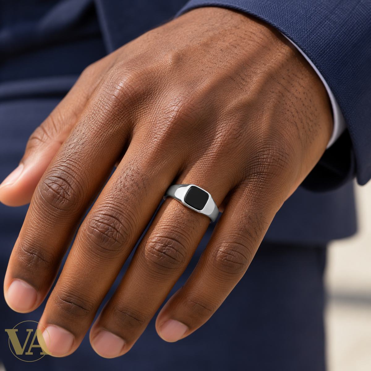 Chevalière homme argent 925 carré noir — portée sur main noire