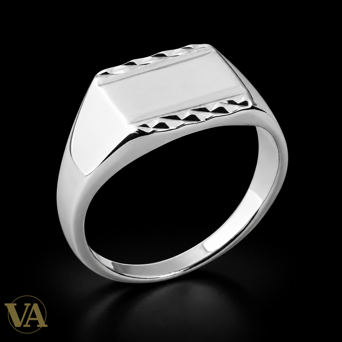 Chevalière Homme Argent 925 Rhodié – Rectangle et Frises Triangulaires – vue principale sur fond noir