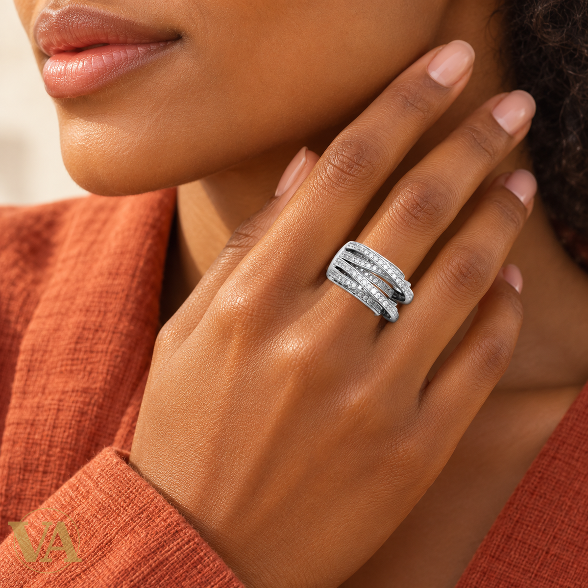 Bague femme argent 925 rhodié — Rubans Croisés Pavés de Zirconium — main noire