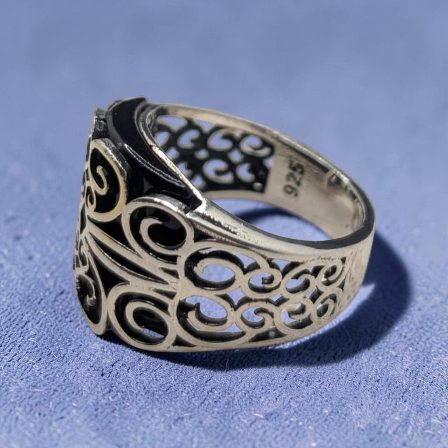 Chevalière Homme Argent 925 Onyx Noir Plateau Large Volutes Ajourées-Vindicta : Bijoux Argent 925 Massif, Luxe et Héritage