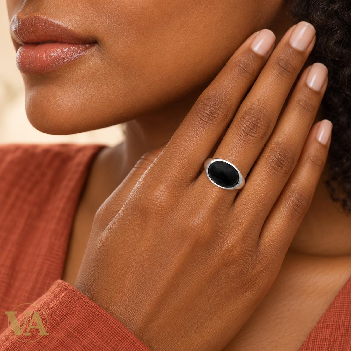 Bague femme argent 925 rhodié — Agate Noire Ovale et Monture Lisse — main noire
