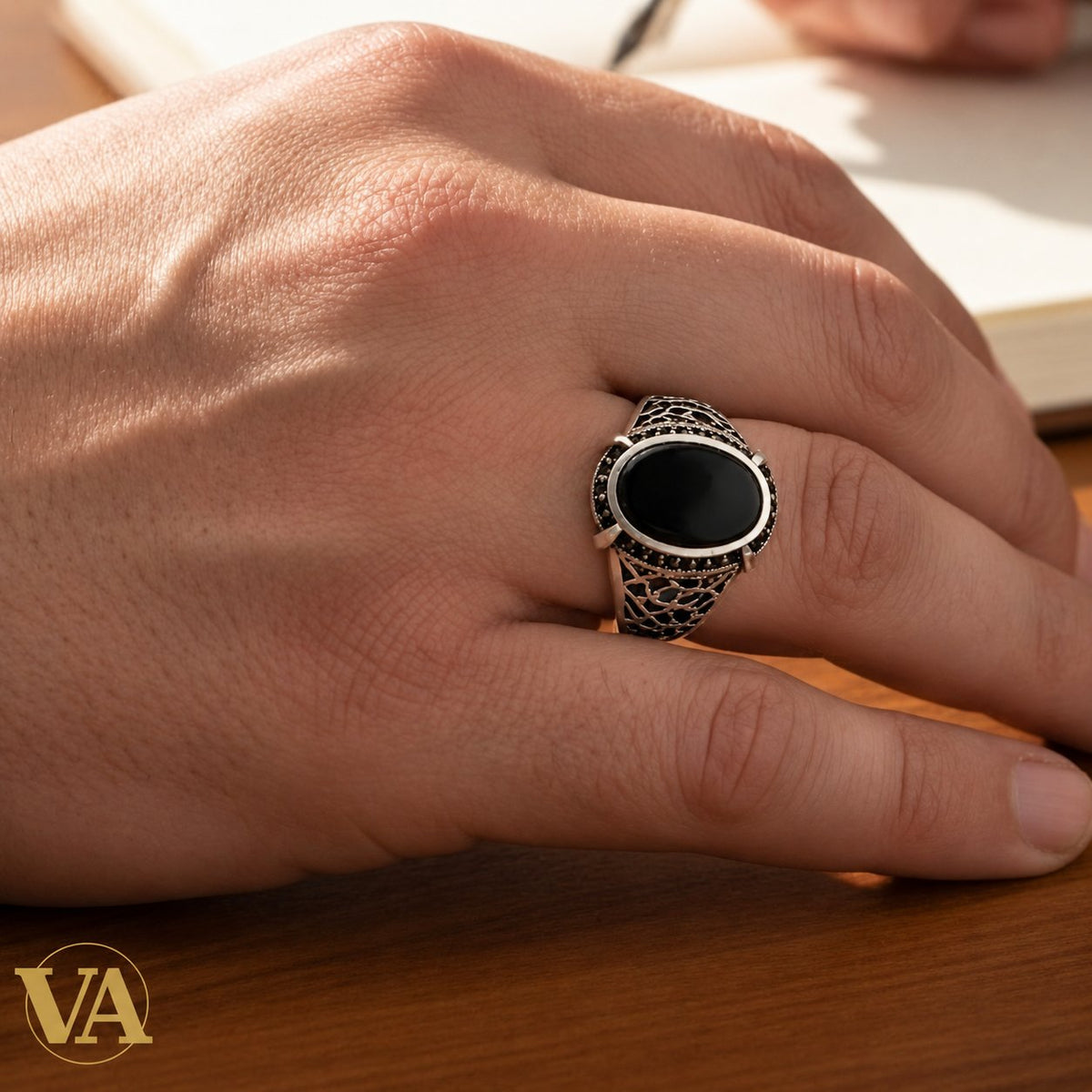 Bague Homme Argent 925 Onyx Noir – Flancs Ajourés Toile & Marcassites