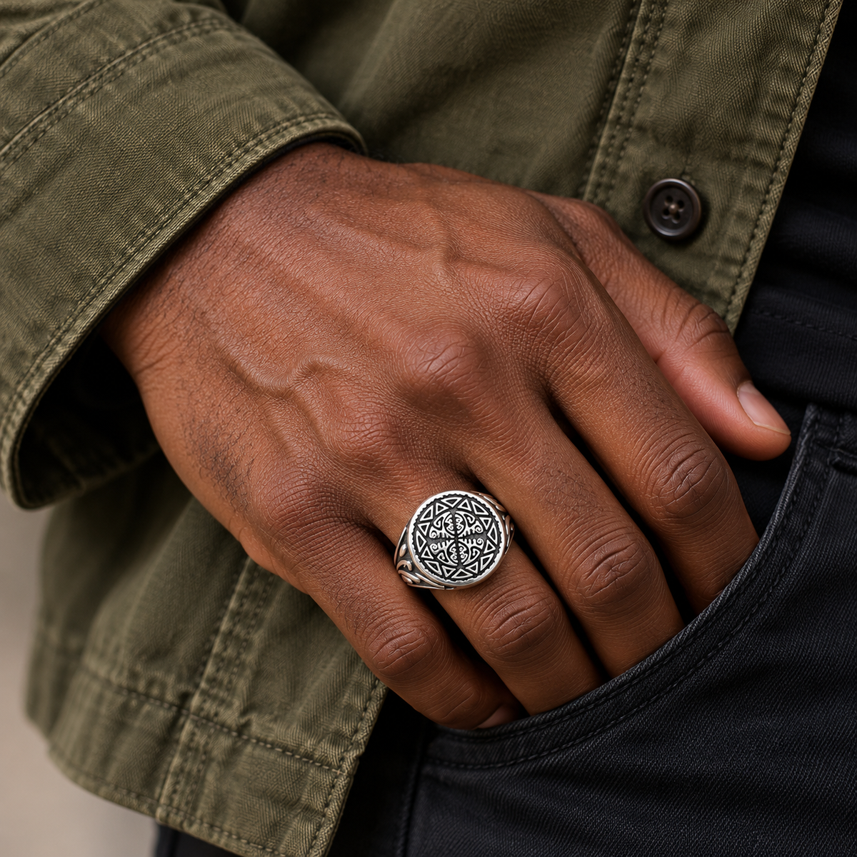 Chevalière Homme Argent 925 – Volutes et Bordure de Triangles – porté sur main d’homme noir