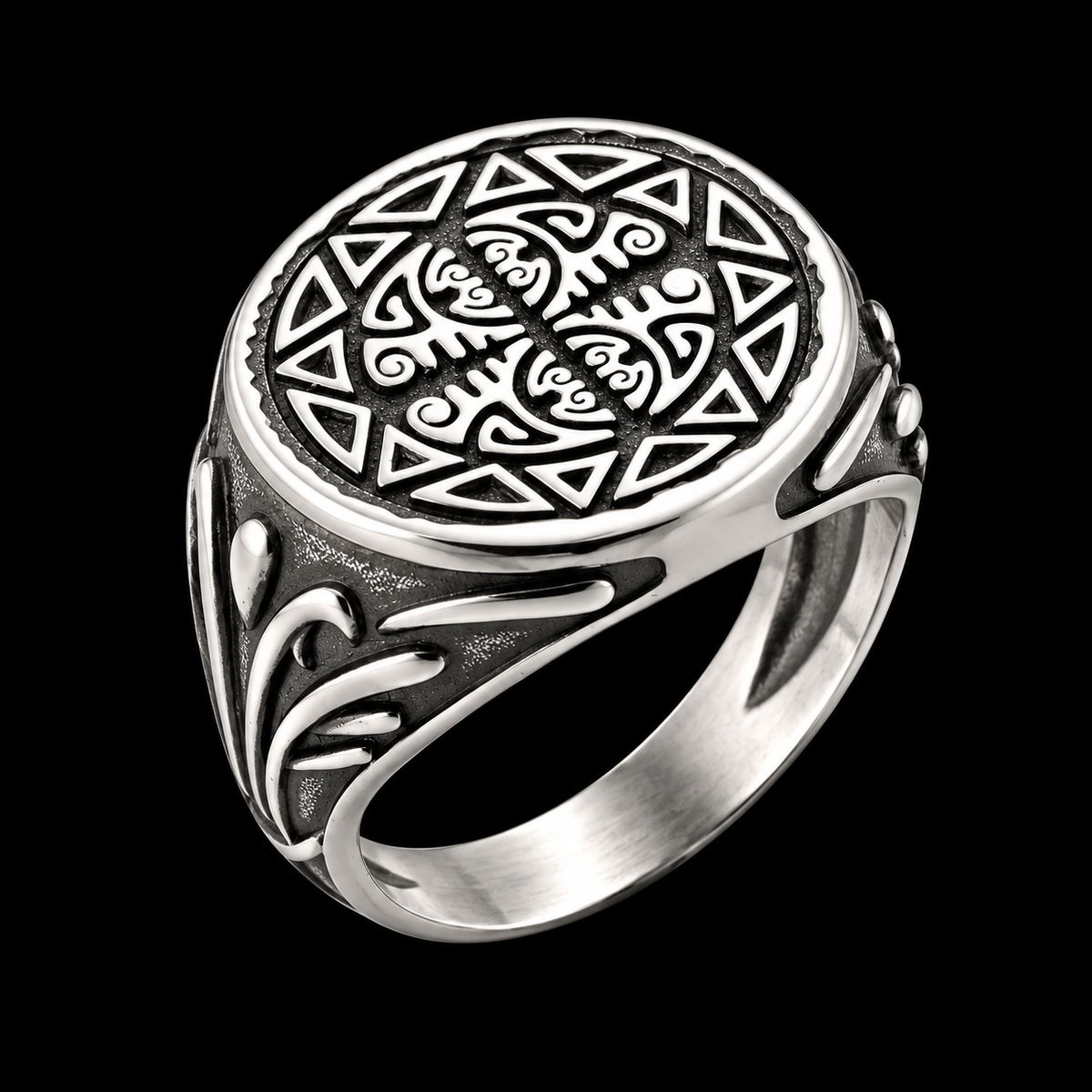 Chevalière Homme Argent 925 – Volutes et Bordure de Triangles – vue principale sur fond noir