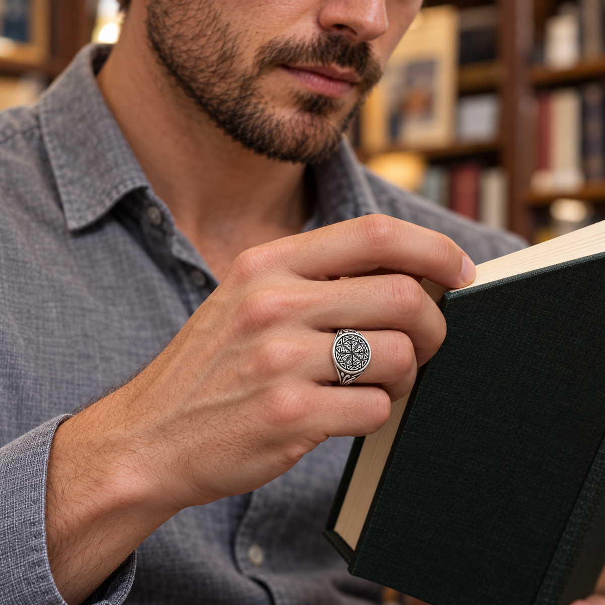 Chevalière Homme Argent 925 – Volutes et Bordure de Triangles – porté lifestyle