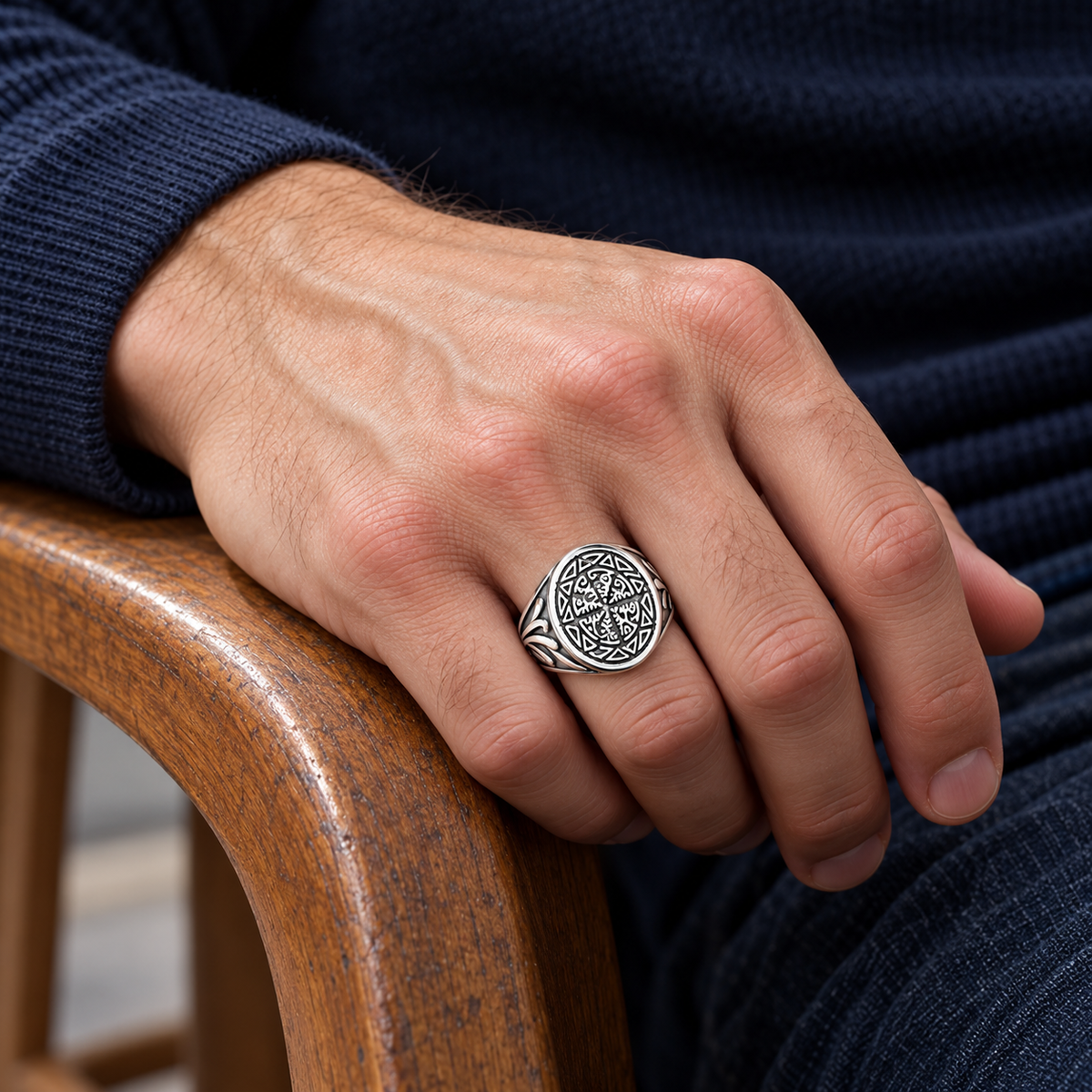 Chevalière Homme Argent 925 – Volutes et Bordure de Triangles – porté sur main d’homme blanc