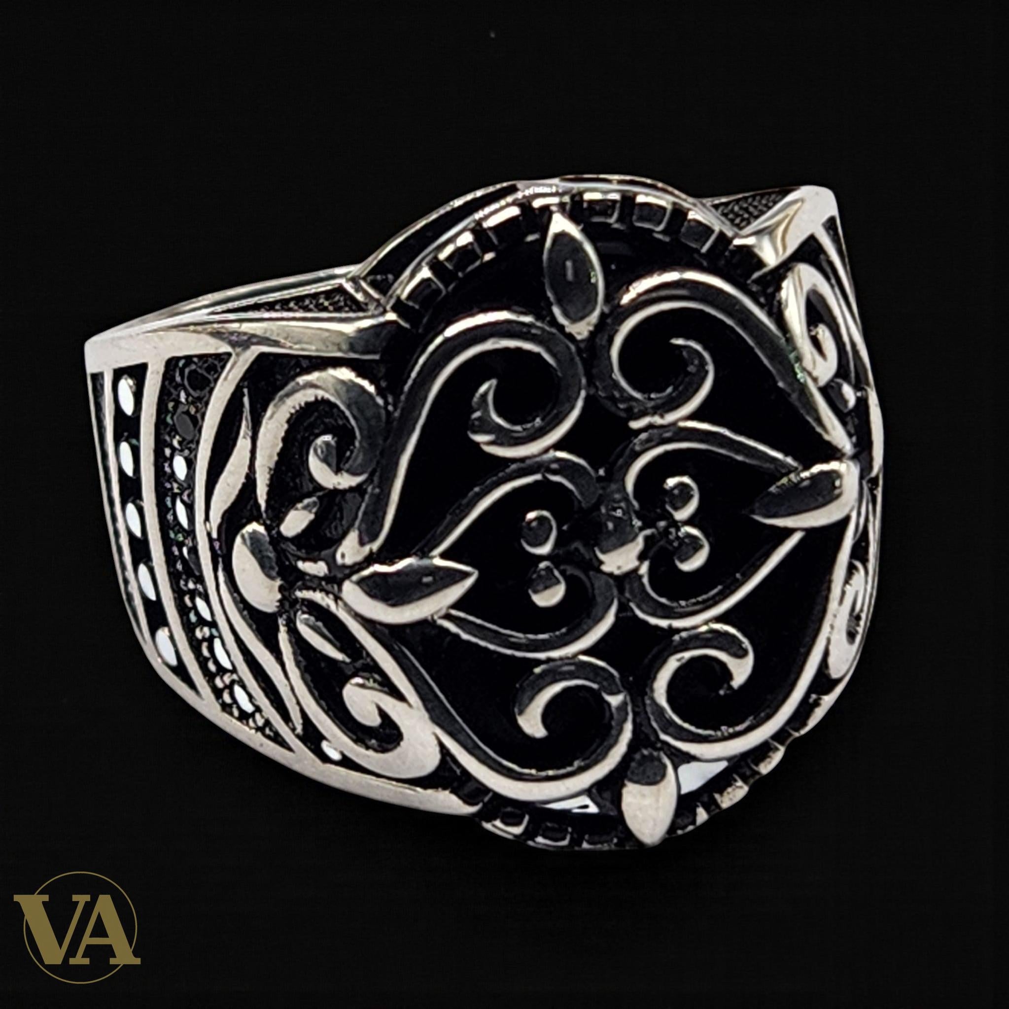 Bague Homme Argent 925 – Motif floral oriental ciselé sur fond noir