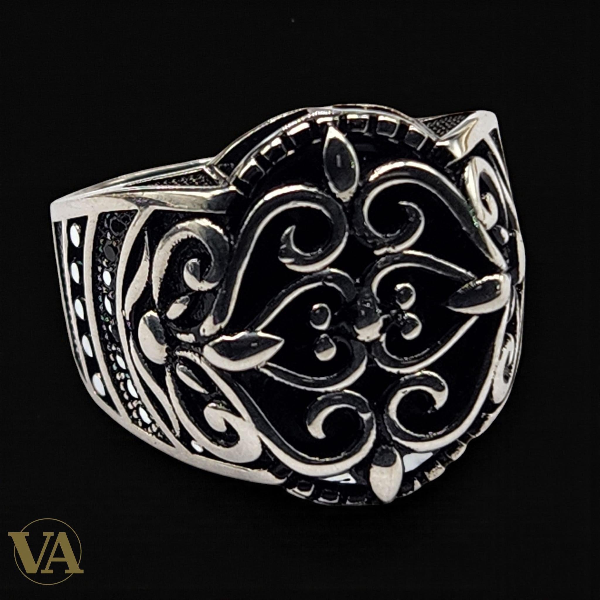Bague Homme Argent 925 – Motif floral oriental ciselé sur fond noir | Bijoux Vindicta