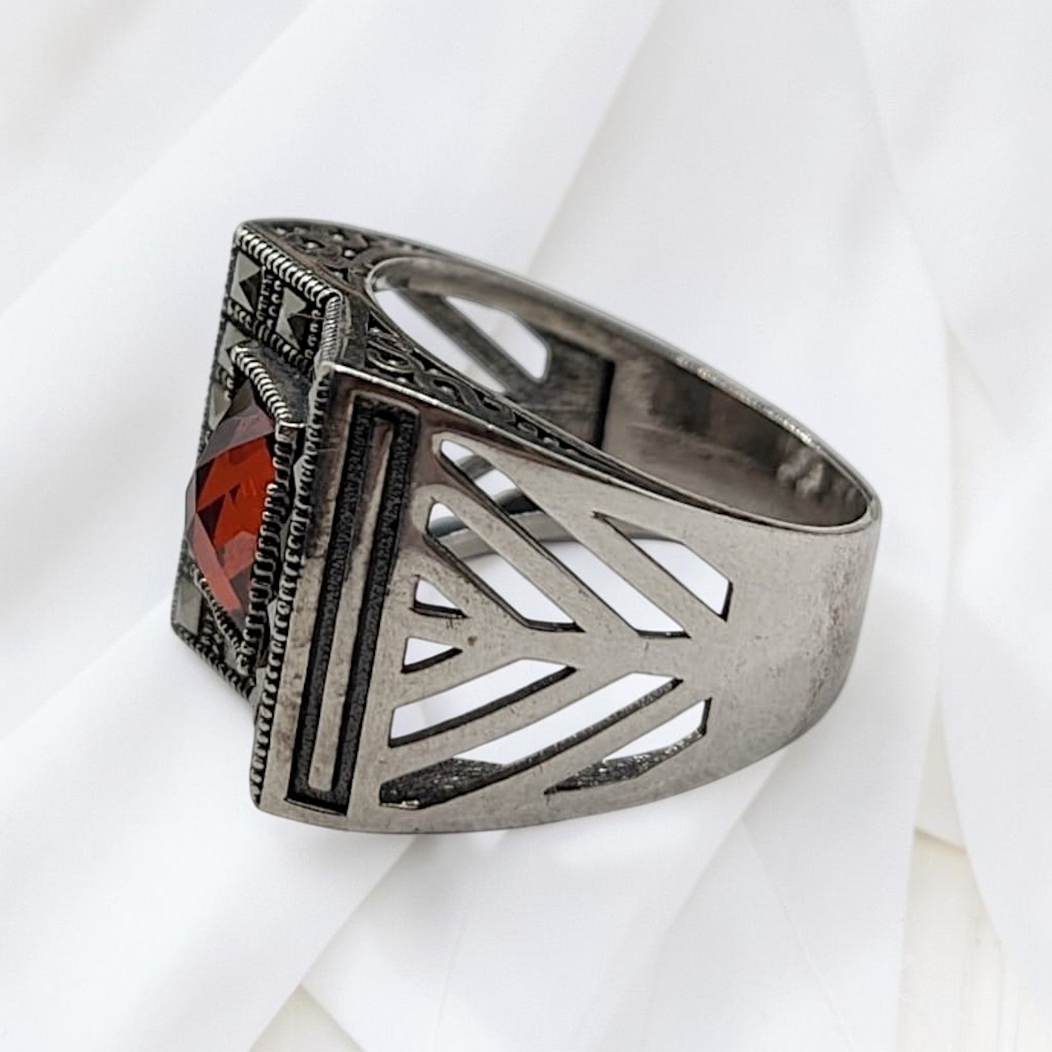 Chevalière Homme Argent 925 Grenat Rouge Marcassite Motif Éventail-Vindicta : Bijoux Argent 925 Massif, Luxe et Héritage