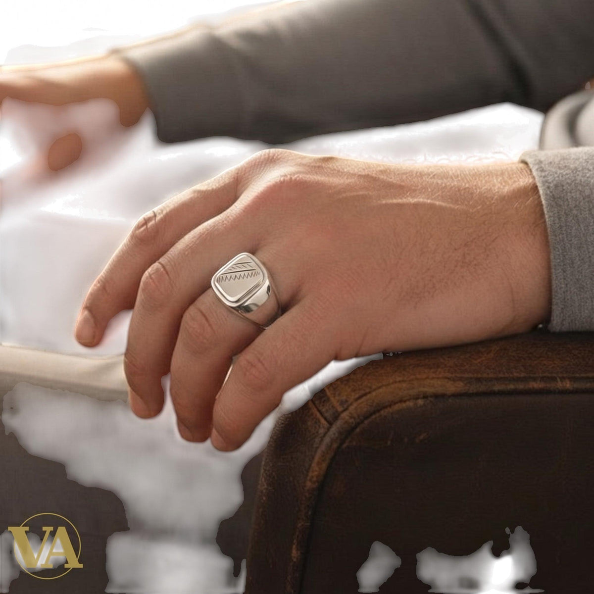 Chevalière Homme Argent 925 – Plateau Carré & Gravure Géométrique-Vindicta : Bijoux Argent 925 Massif, Luxe et Héritage