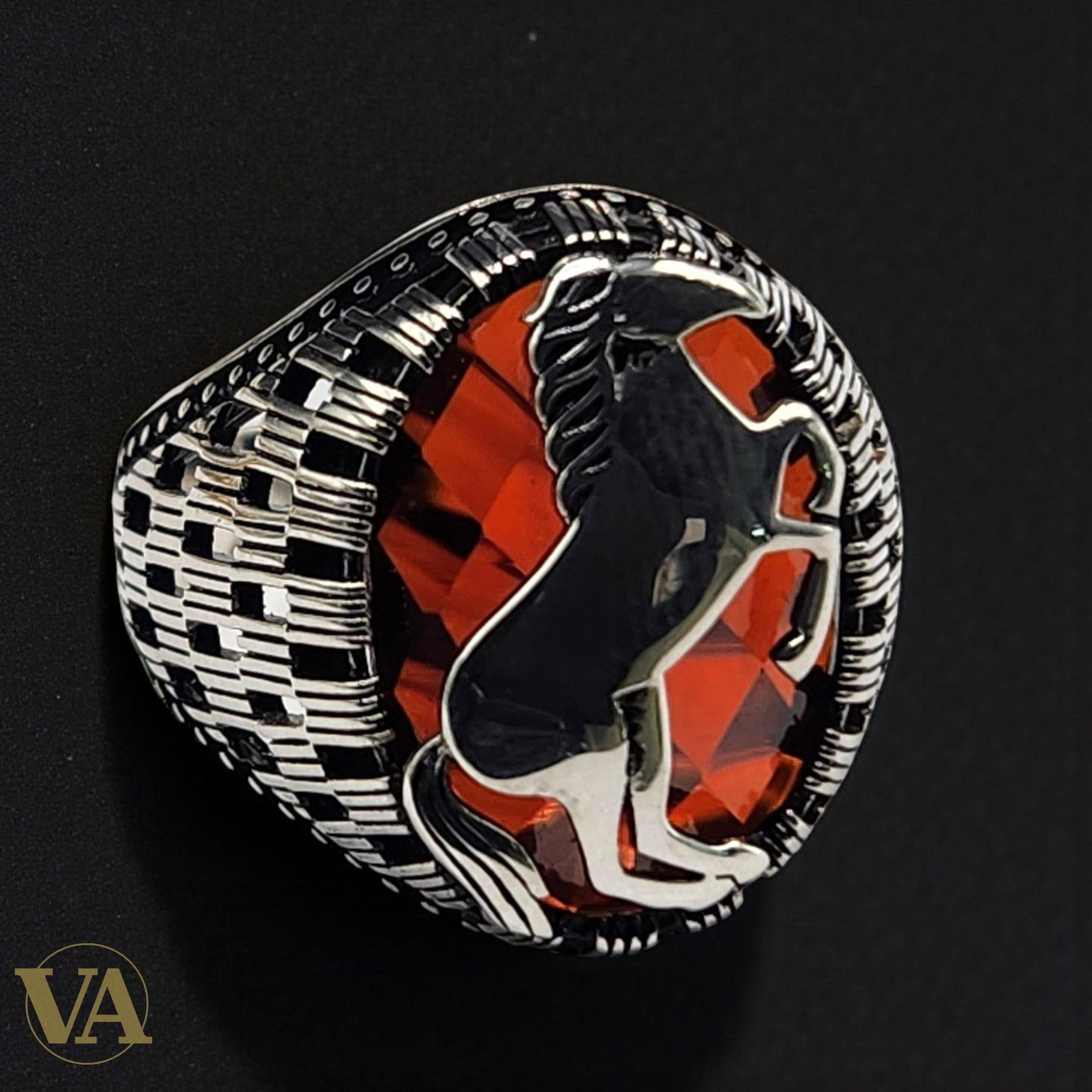 Bague Homme Argent 925 – Cheval cabré & Pierre rouge facettée