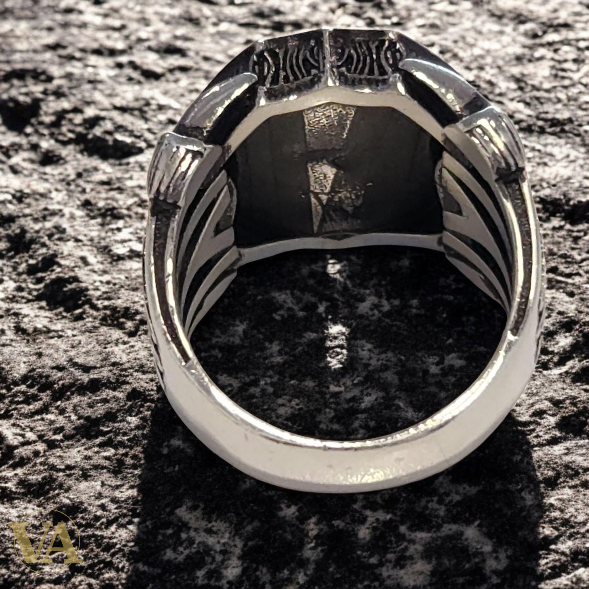 Bague homme argent 925 à motif d’aigle bicéphale doré sur fond noir. Élégance impériale