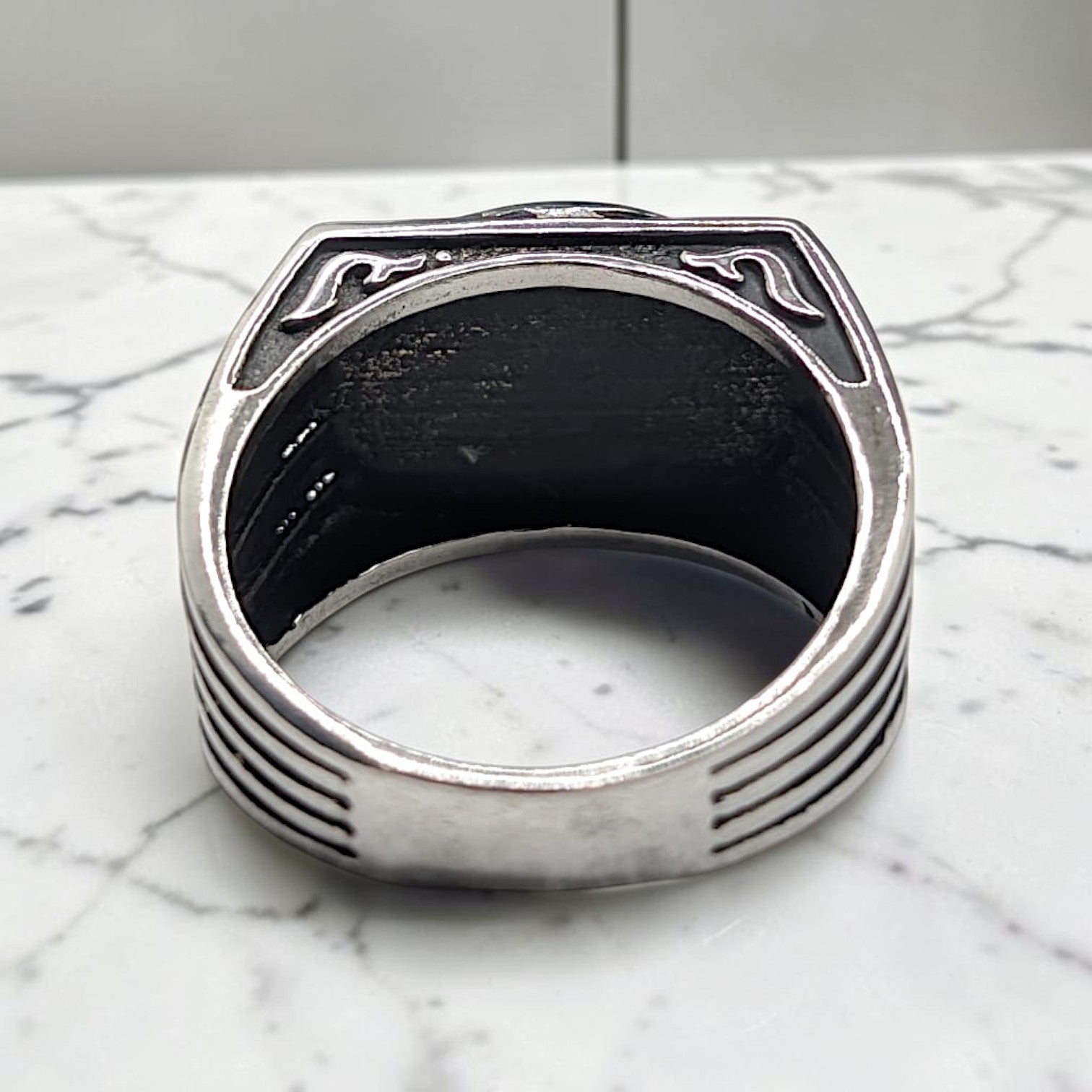 Chevalière Homme Argent 925 Onyx Noir Cabochon Ovale Flancs Striés-Vindicta : Bijoux Argent 925 Massif, Luxe et Héritage