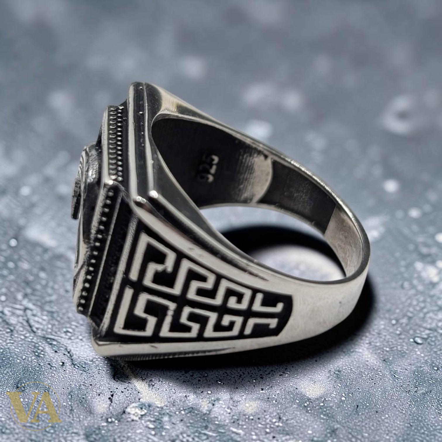 Chevalière Homme Argent 925 Onyx Noir Crocodile Relief Motif Grec-Vindicta : Bijoux Argent 925 Massif, Luxe et Héritage