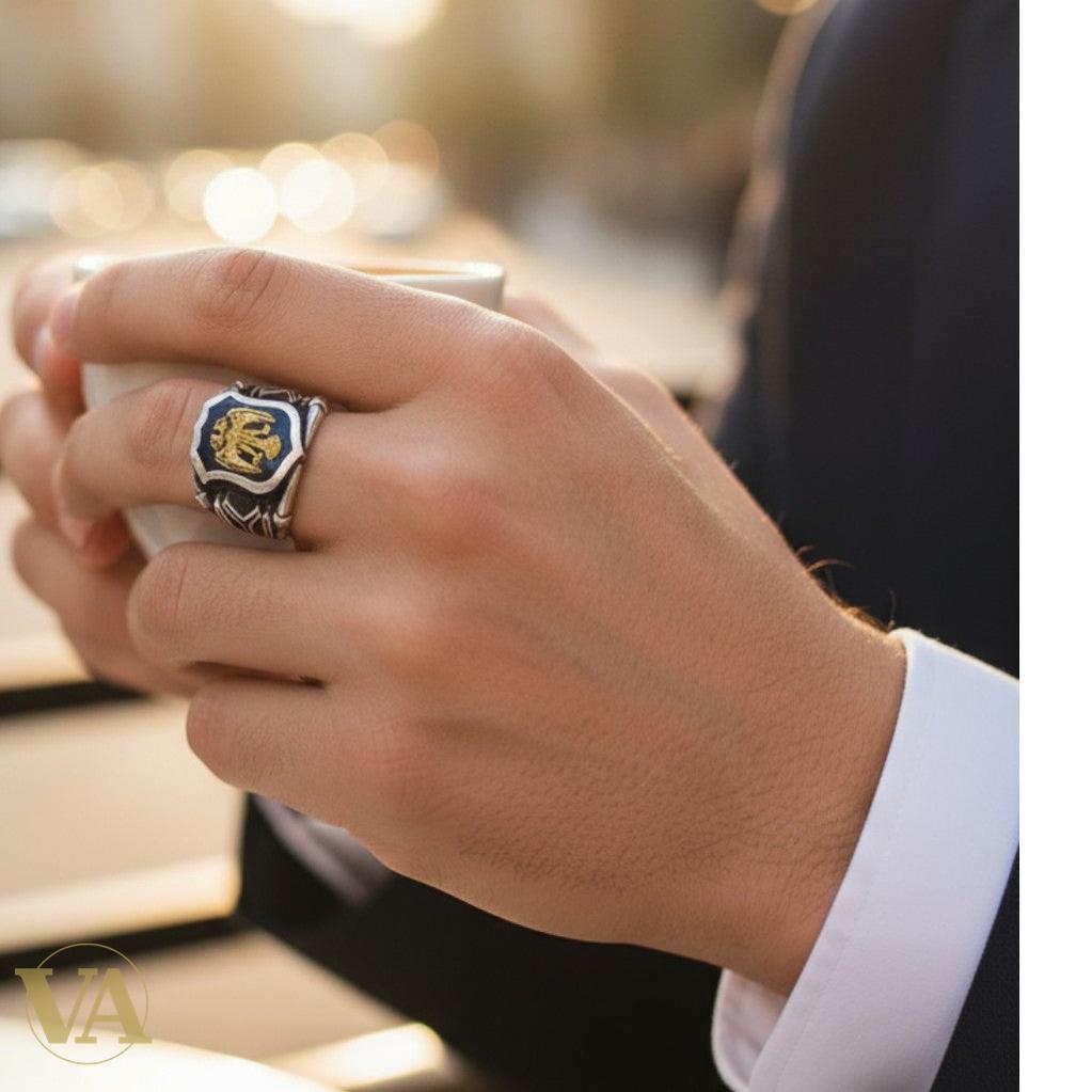 Bague homme argent 925 à motif d’aigle bicéphale doré sur fond noir. Élégance impériale