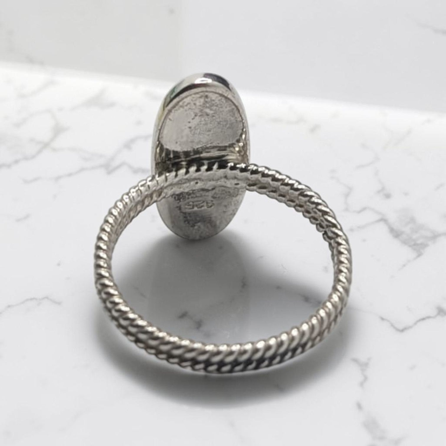 Bague Femme Argent 925 Cabochon Ovale Poli Anneau Torsadé-Vindicta : Bijoux Argent 925 Massif, Luxe et Héritage