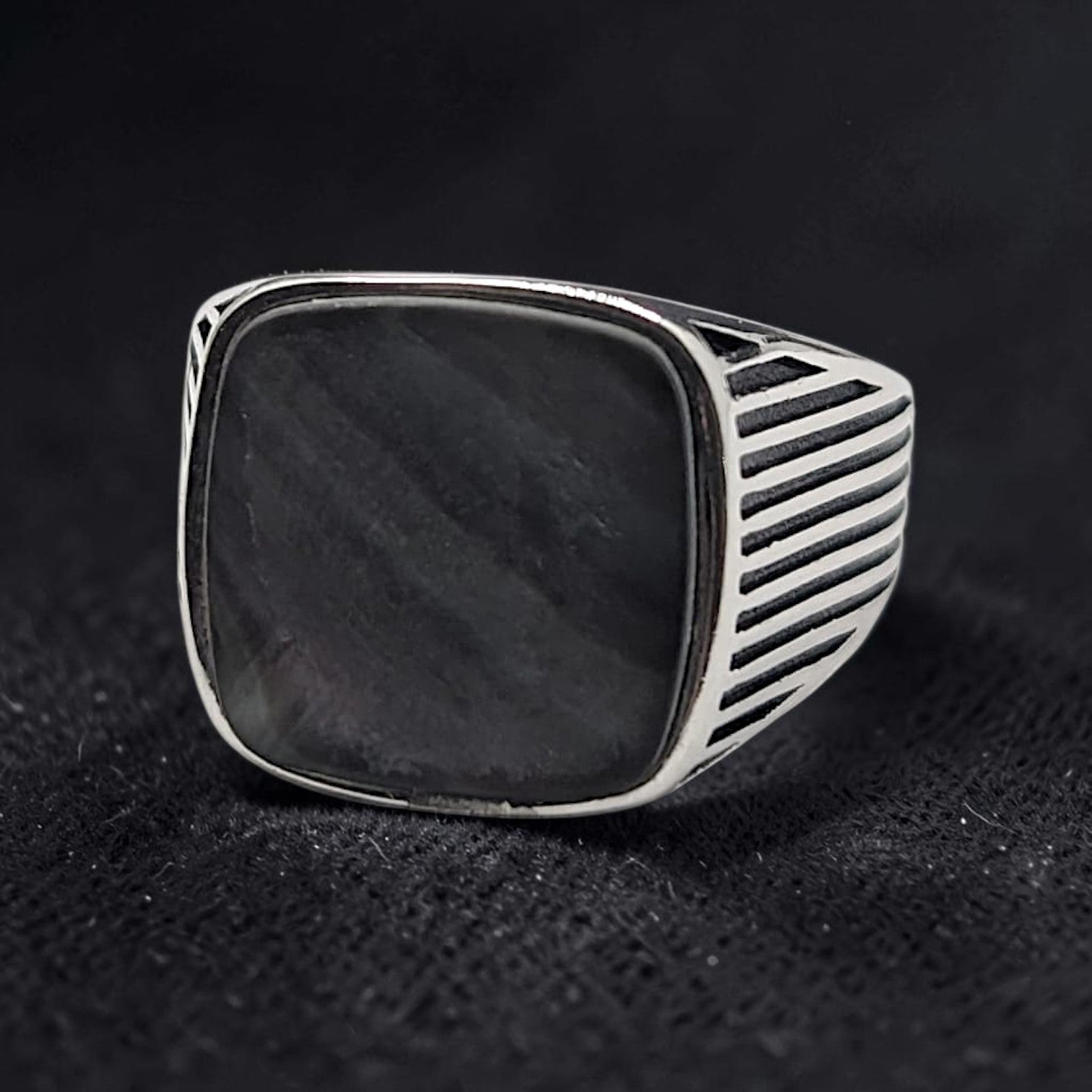 Chevalière Homme Argent 925 Nacre Grise Plateau Carré Flancs Striés-Vindicta : Bijoux Argent 925 Massif, Luxe et Héritage