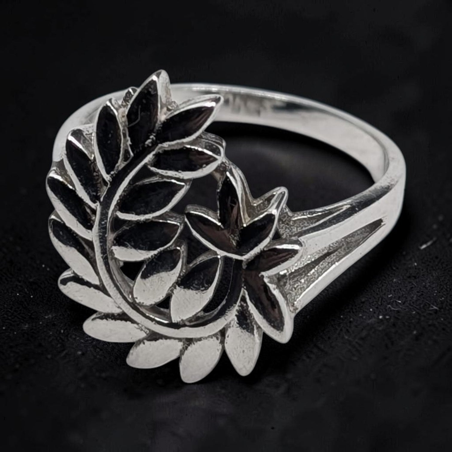Bague femme argent 925 couronne feuilles laurier ajourée spirale fond blanc