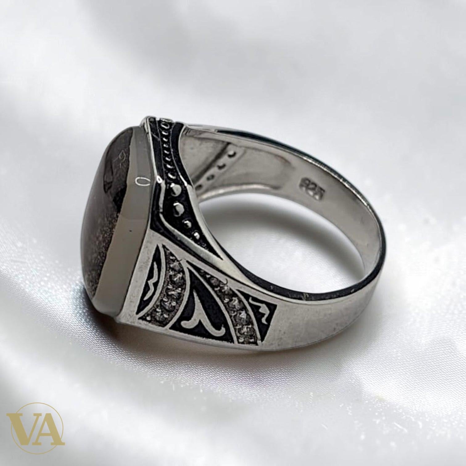 Chevalière Homme Argent 925 & Agate Sable – Calligraphie Orientale & Zircons | Bijoux Vindicta