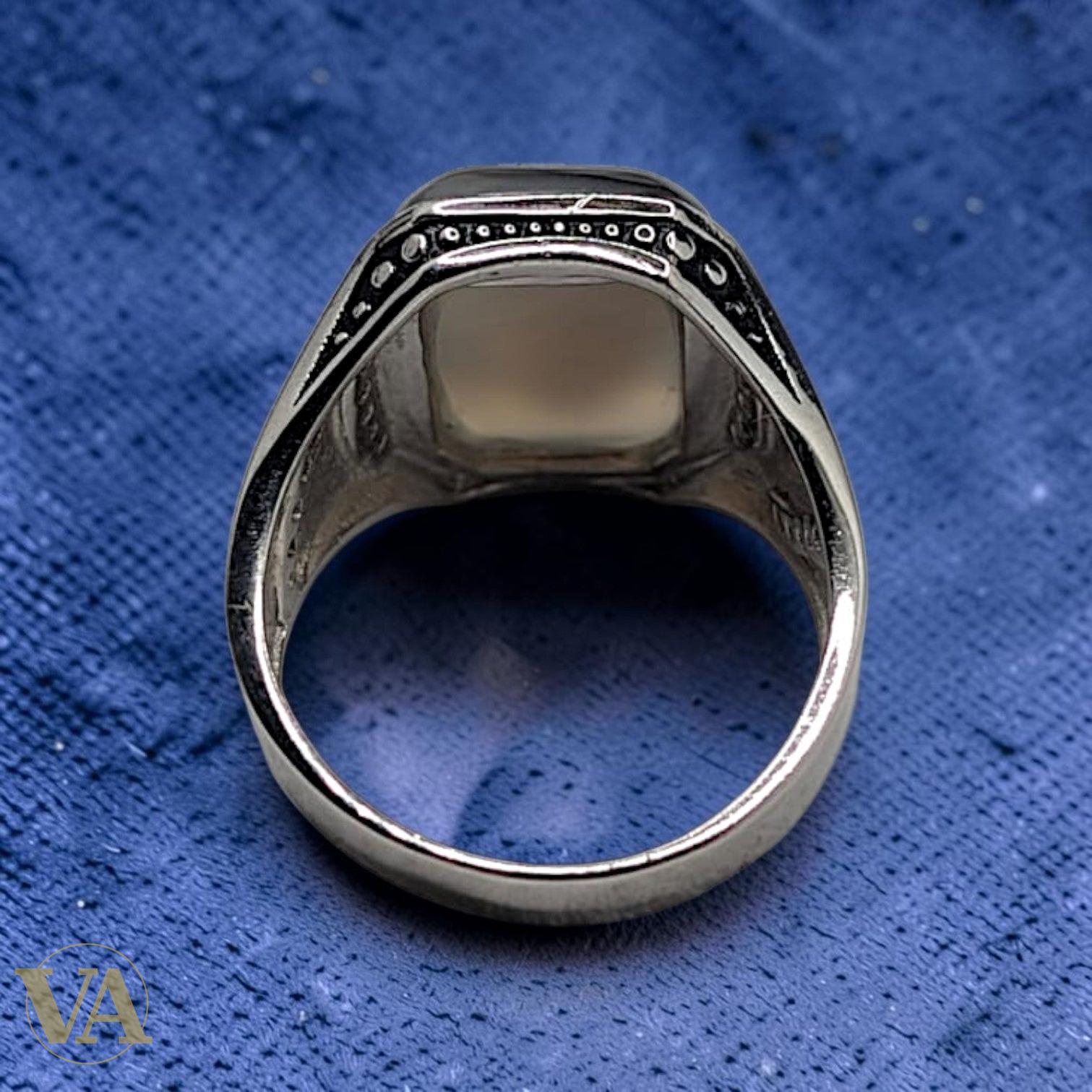 Chevalière Homme Argent 925 & Agate Sable – Calligraphie Orientale & Zircons | Bijoux Vindicta