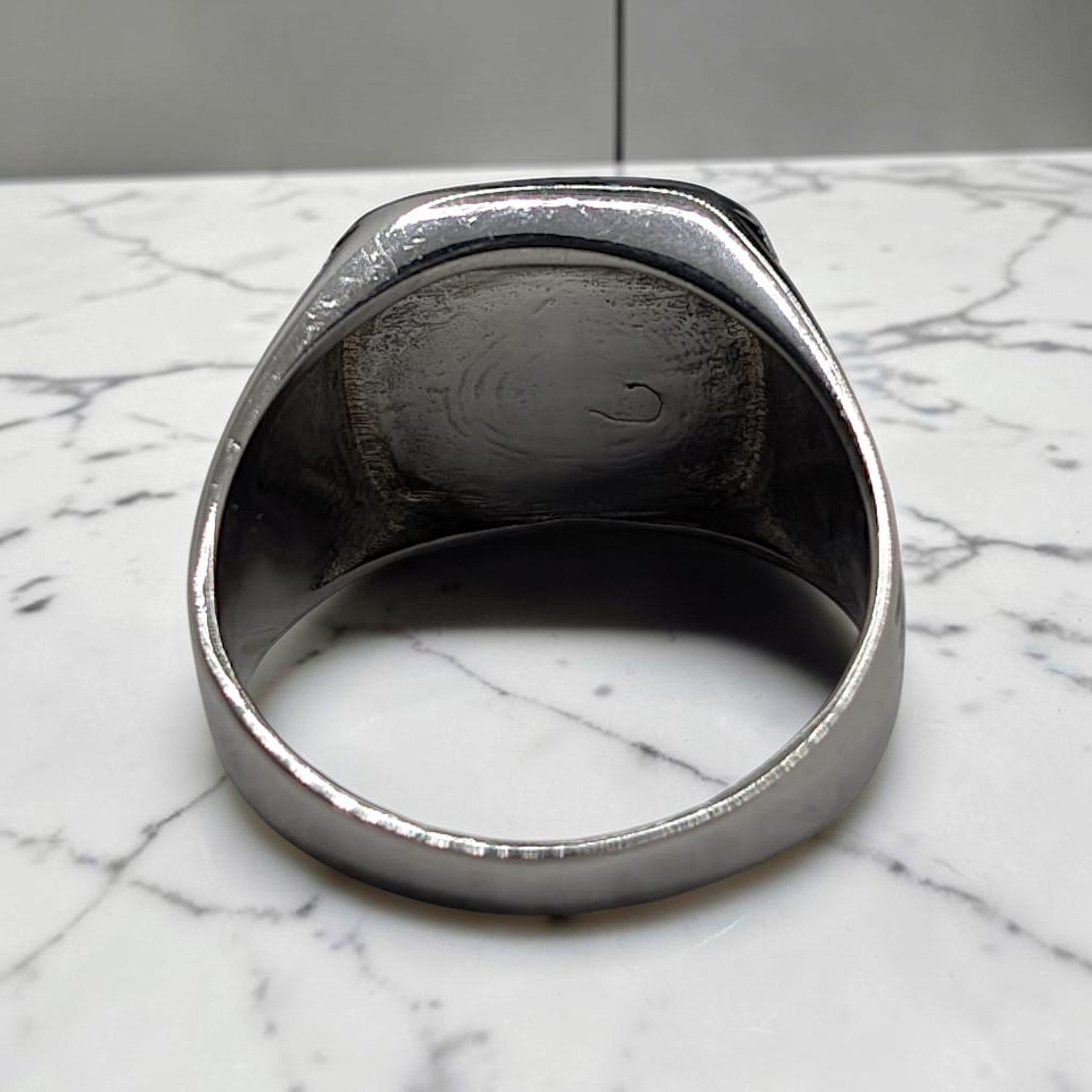 Chevalière Homme Argent 925 Nacre Grise Plateau Carré Flancs Striés-Vindicta : Bijoux Argent 925 Massif, Luxe et Héritage
