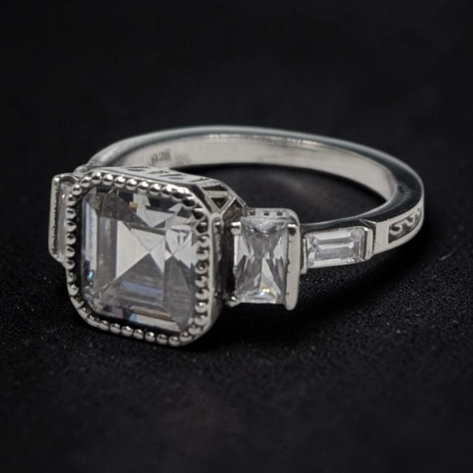 Bague femme argent 925 solitaire zircon taille Asscher milgrain Art Déco fond blanc