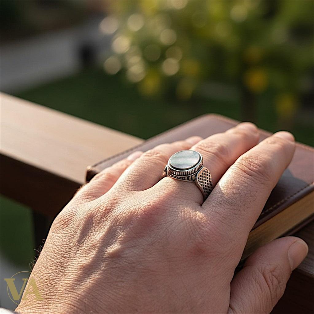 Chevalière Homme Argent 925 & Nacre Noire – Cabochon Ovale Treillis Ciselé | Bijoux Vindicta