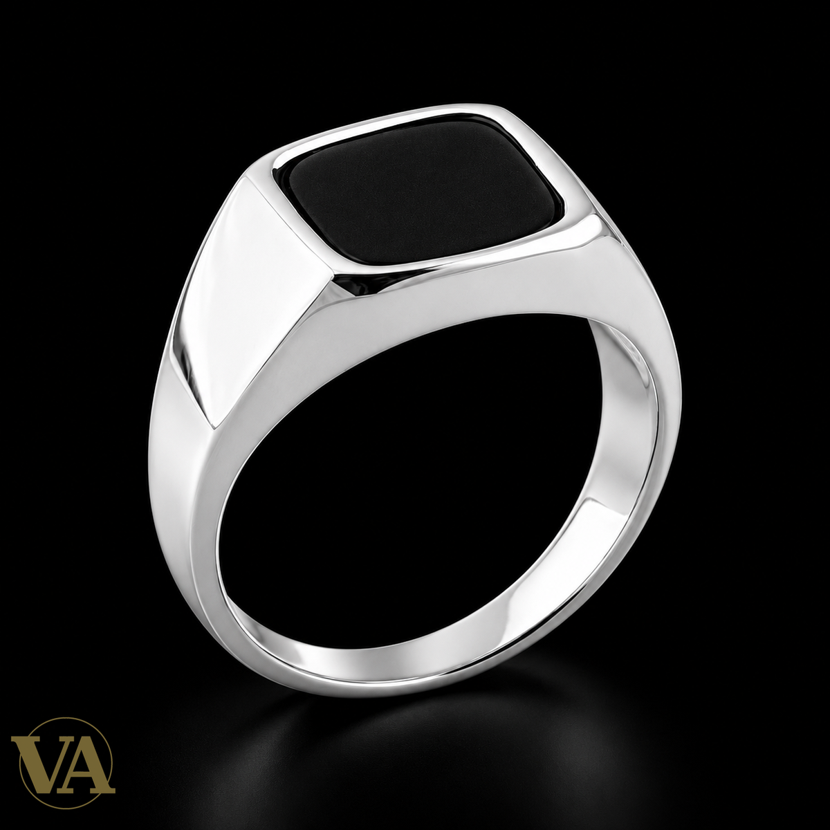 Chevalière Homme Argent 925 Rhodié – Imitation Onyx Carrée – vue principale sur fond noir