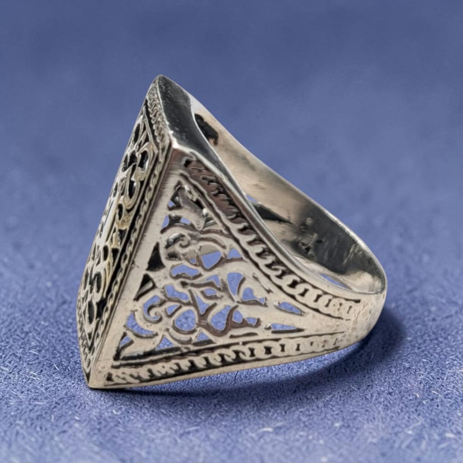 Chevalière Homme Argent 925 Plateau Ajouré Calligraphie Ciselée-Vindicta : Bijoux Argent 925 Massif, Luxe et Héritage