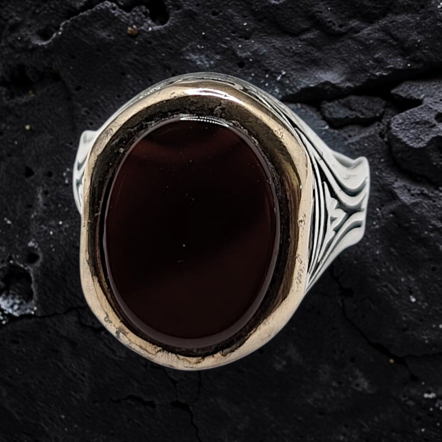 Chevalière Homme Argent 925 Cornaline Bordeaux Ovale Monture Dorée Motif Végétal-Vindicta : Bijoux Argent 925 Massif, Luxe et Héritage