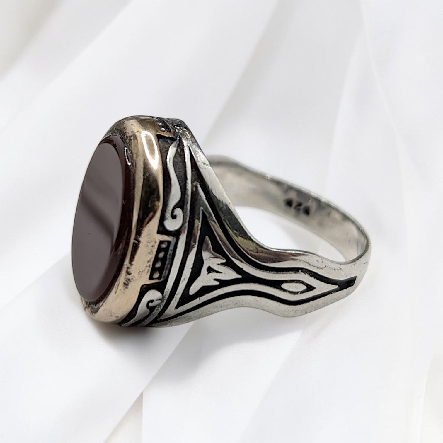 Chevalière Homme Argent 925 Cornaline Bordeaux Ovale Monture Dorée Motif Végétal-Vindicta : Bijoux Argent 925 Massif, Luxe et Héritage