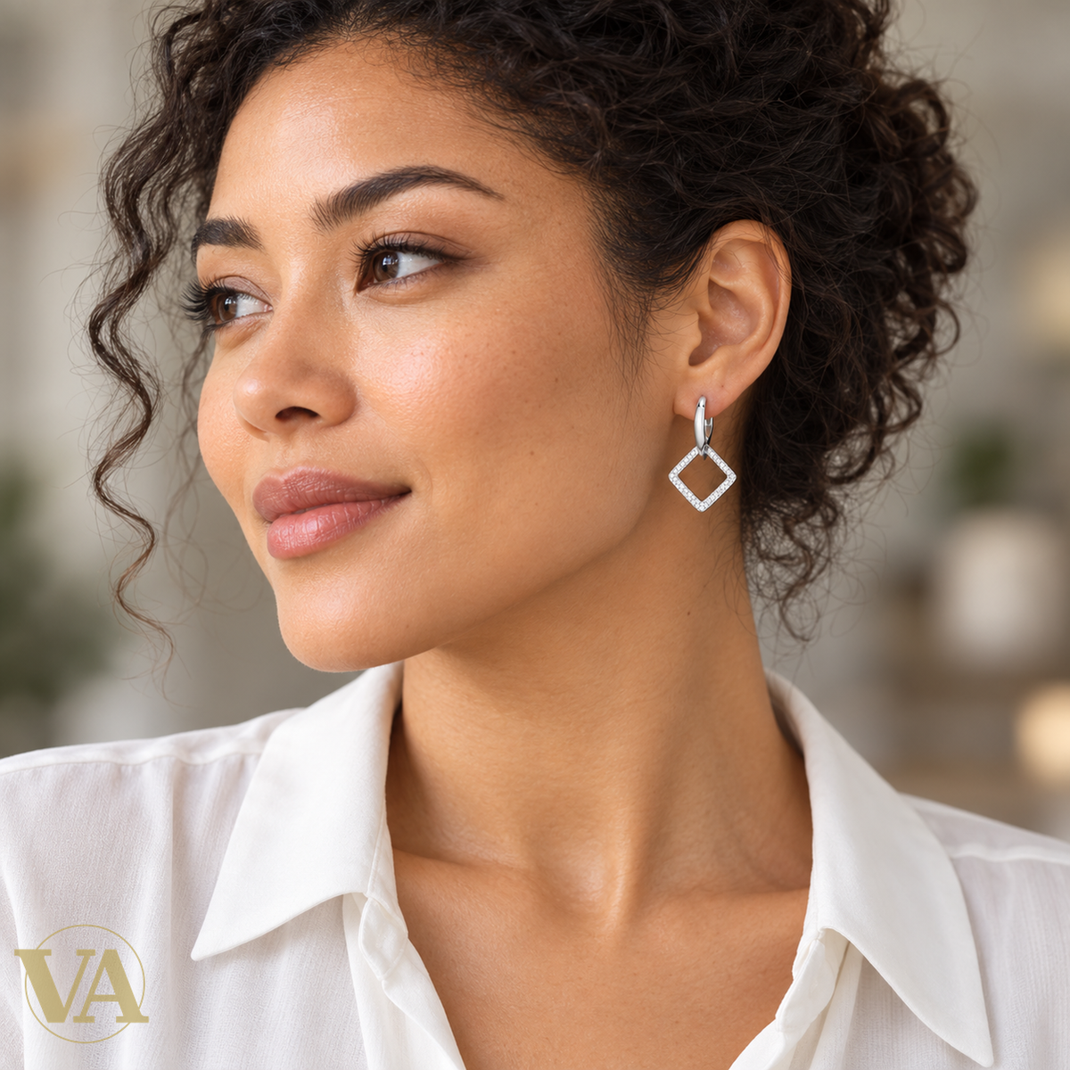 Boucles d’oreilles argent 925 rhodié à carrés suspendus — portrait lifestyle