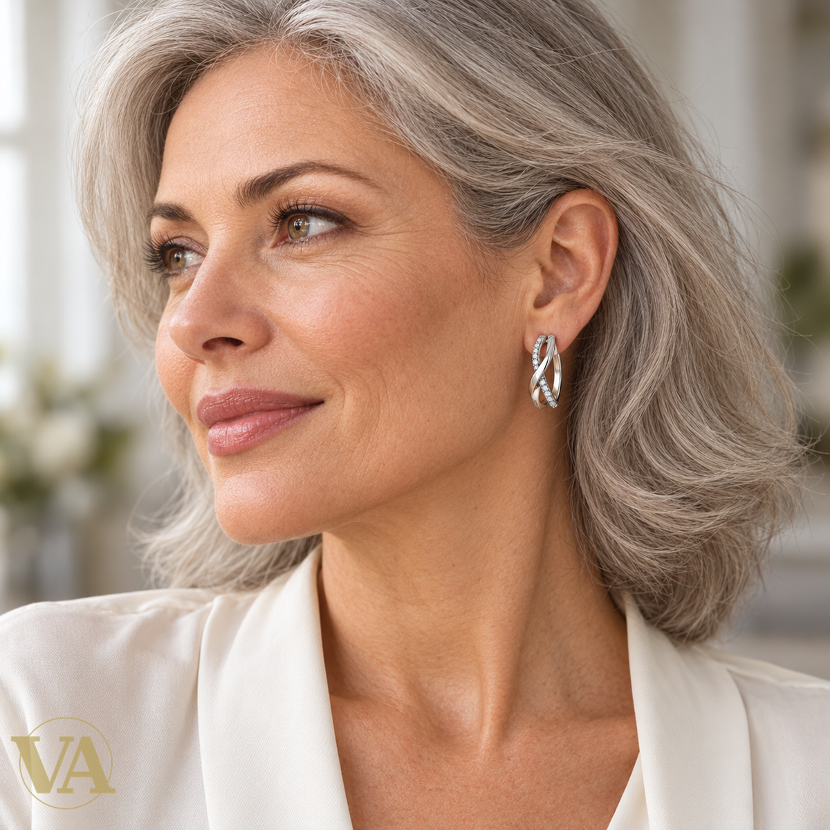 Créoles argent 925 rhodié à rubans croisés — portrait lifestyle