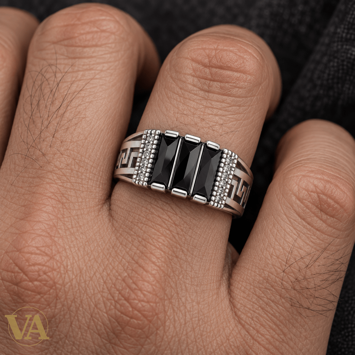 Chevalière Homme Argent 925 – Triple Onyx Noir & Motifs Grecs-Vindicta : Bijoux Argent 925 Massif, Luxe et Héritage