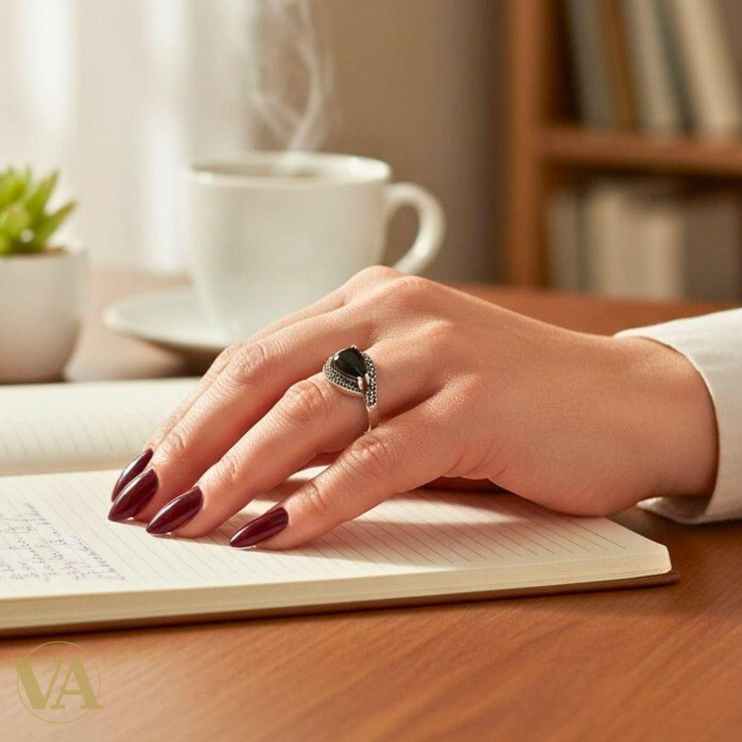 Bague femme argent 925 – Onyx noir cabochon poire et marcassites – Élégance mystique