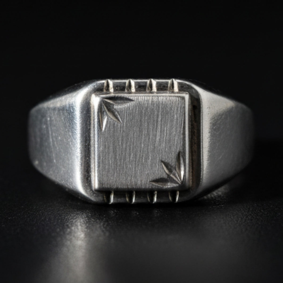 Chevalière Homme Argent 925 – Plateau Brossé & Motifs Étoilés Ciselés