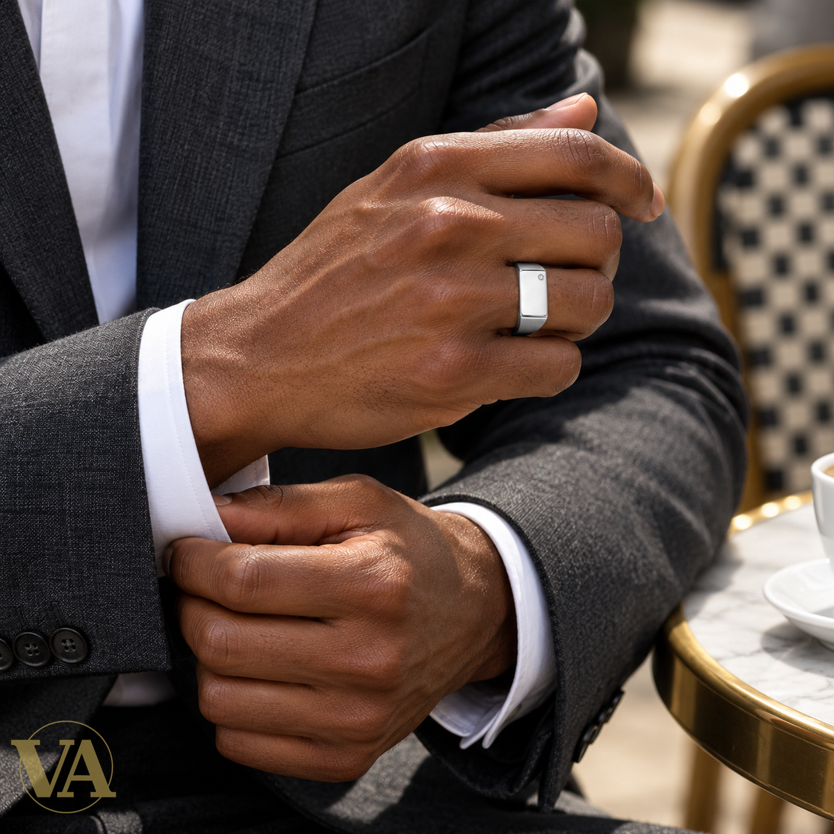 Bague homme argent 925 1150310 — portée par un homme noir, gros plan de la main