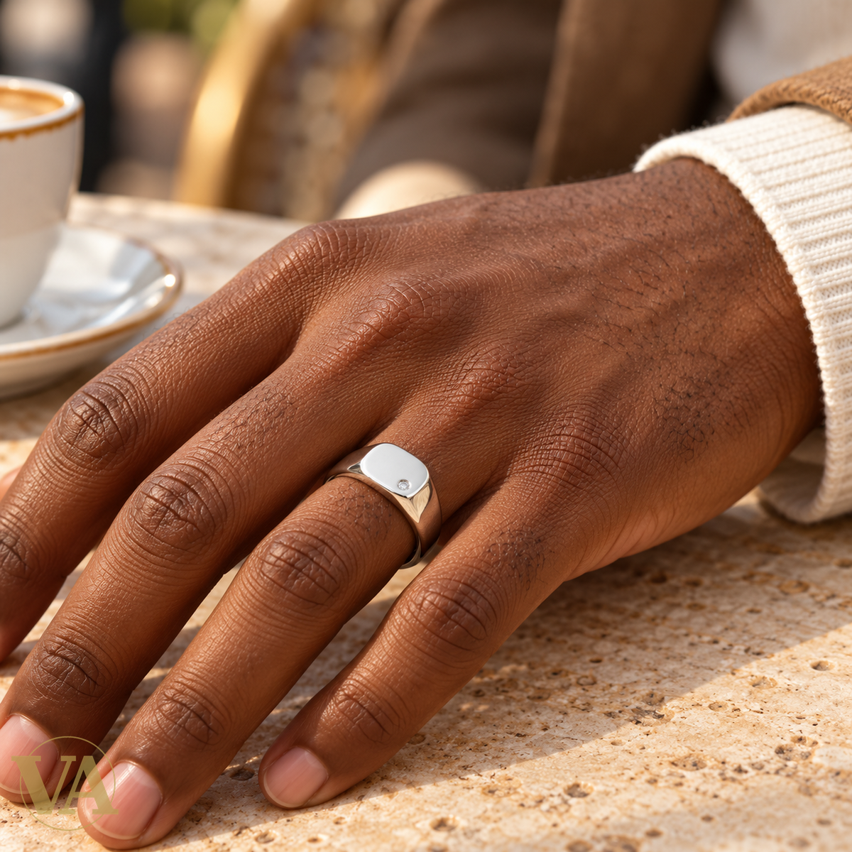Bague Homme Argent 925 Rhodié – Chevalière Polie et Zirconium Discret — gros plan porté sur une main à peau foncée
