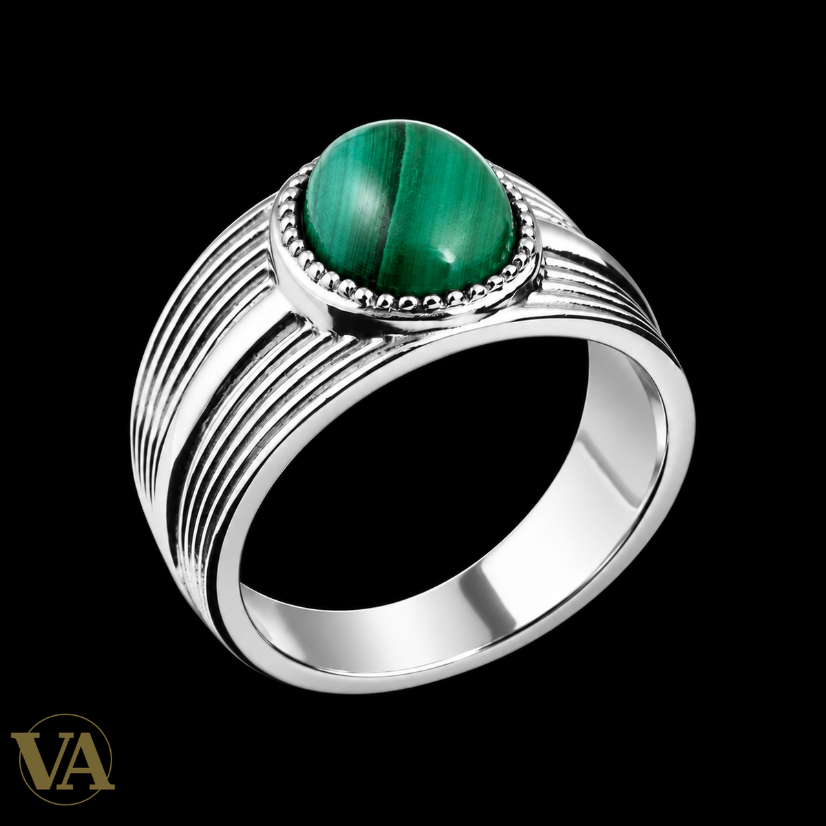 Bague Femme Argent 925 Rhodié – Malachite Ronde et Épaules Striées — vue du bijou sur fond noir