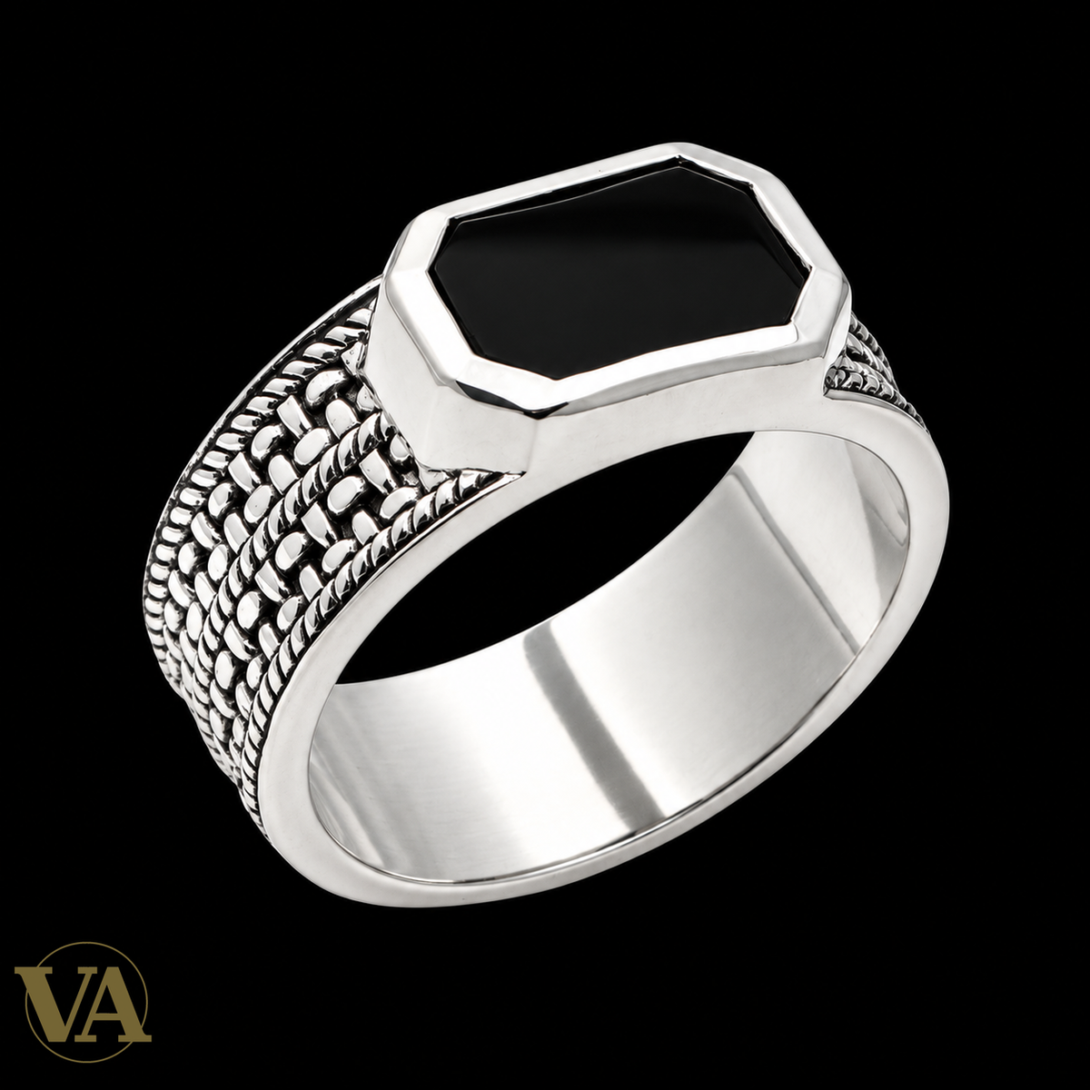 Chevalière Homme Argent 925 – Agate Noire Rectangulaire et Maille en Relief — vue du bijou sur fond noir